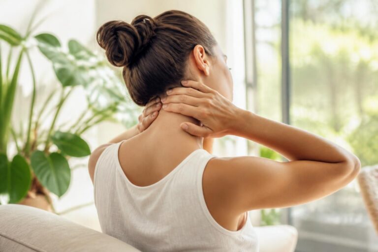 découvrez des techniques simples d'auto ostéopathie pour soulager les tensions cervicales et améliorer votre bien-être au quotidien.